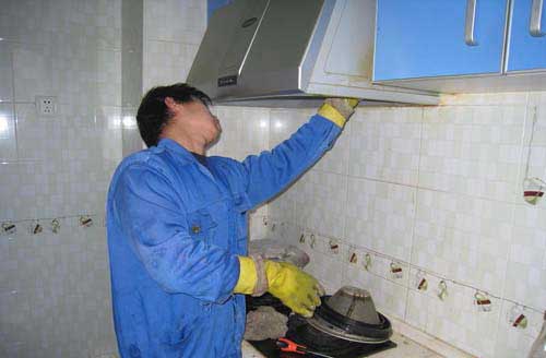 油煙機長期不清洗隱患多 選擇專業清洗公司更有保障 