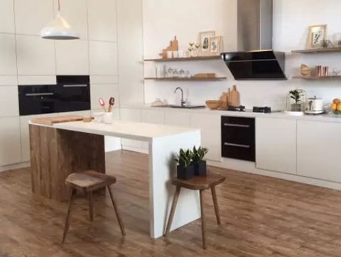 廚房地面只能用瓷磚?其實木地板一樣可以上陣!