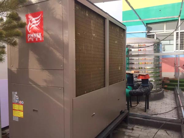 （圖為呼和浩特明德幼兒園采用的芬尼克茲北極星二代超低溫熱泵機組一角） 