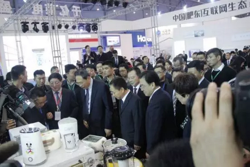 榮事達榮電集團攜機器人與小家電亮相合肥展 榮事達榮電集團攜機器人與小家電亮相合肥展