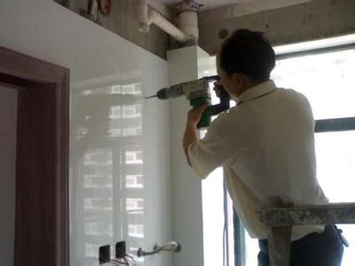 家裝瓷磚打孔難避免 小編教你防止裂開的技巧 家裝瓷磚打孔難避免 小編教你防止裂開的技巧