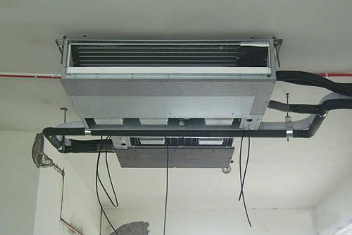 工廠保持環(huán)境恒溫離不開空調(diào)的幫助