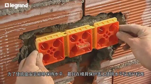 外國電工如何家裝之開關(guān)插座并排安裝過程