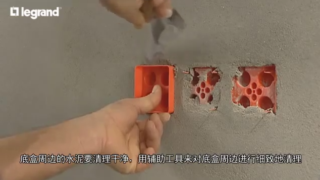 外國電工如何家裝之開關(guān)插座并排安裝過程