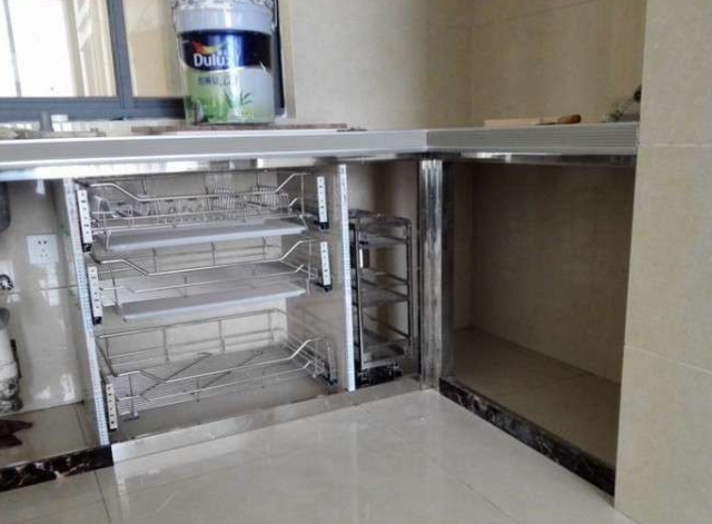 今天來看看朋友自己在家，用不銹鋼方管與瓷磚diy的櫥柜制作過程，給需要裝修的朋友們參考：