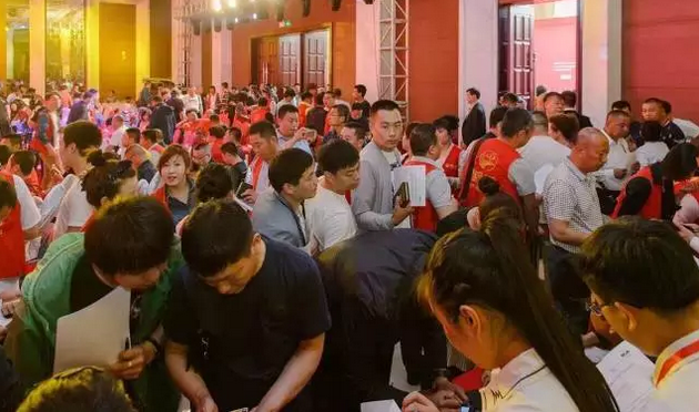 揭秘是什么讓鵬鴻板材品牌始終保持強(qiáng)大凝聚力和旺盛生命力? 揭秘是什么讓鵬鴻板材品牌始終保持強(qiáng)大凝聚力和旺盛生命力?