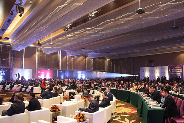 樹行業典范 華藝勇奪“2017中國燈飾照明行業領袖品牌” 樹行業典范 華藝勇奪“2017中國燈飾照明行業領袖品牌”