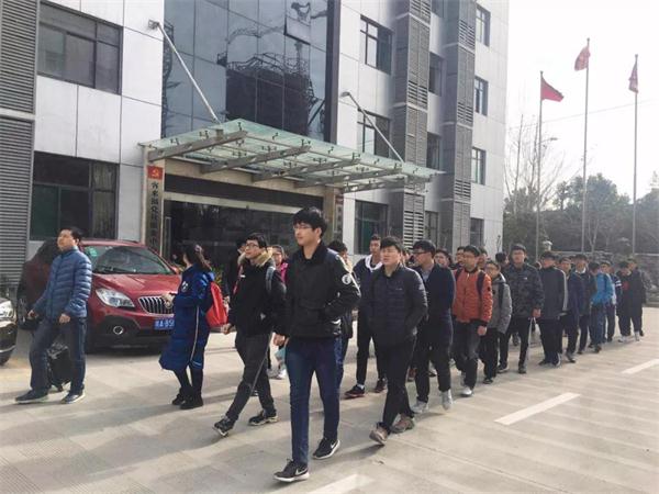 衣柜品牌日記|安徽農業大學學生參觀客來福華東生產基地 衣柜品牌日記|安徽農業大學學生參觀客來福華東生產基地