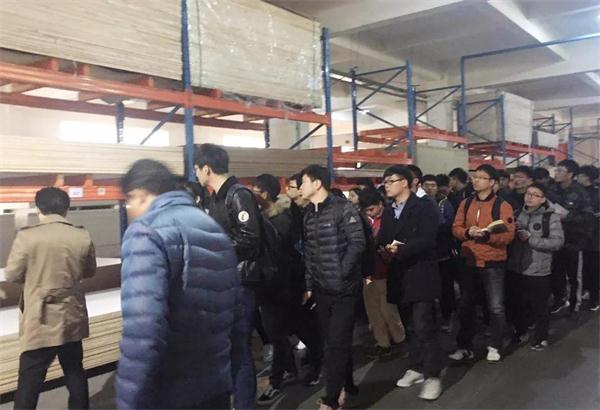 衣柜品牌日記|安徽農業大學學生參觀客來福華東生產基地 衣柜品牌日記|安徽農業大學學生參觀客來福華東生產基地