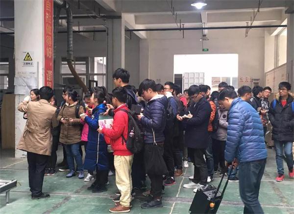 衣柜品牌日記|安徽農業大學學生參觀客來福華東生產基地 衣柜品牌日記|安徽農業大學學生參觀客來福華東生產基地