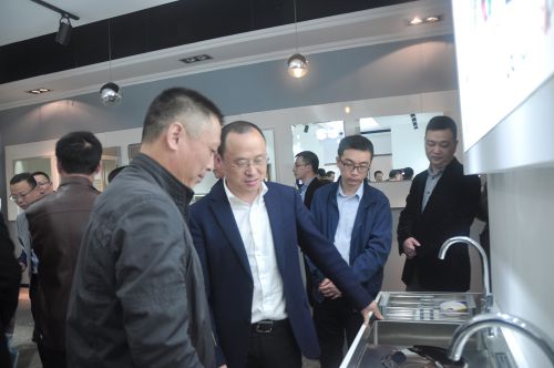 品牌日記|平陽縣縣委書記蒞臨銀晶衛(wèi)浴考察指導(dǎo)