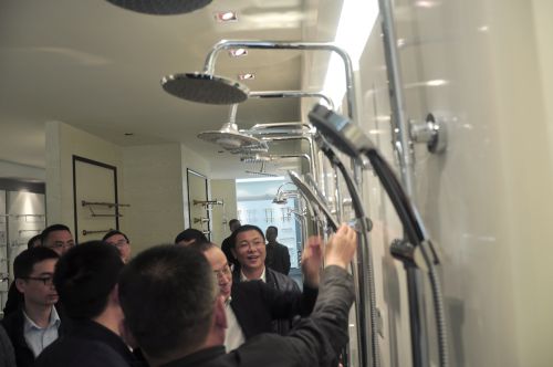 品牌日記|平陽縣縣委書記蒞臨銀晶衛(wèi)浴考察指導(dǎo)