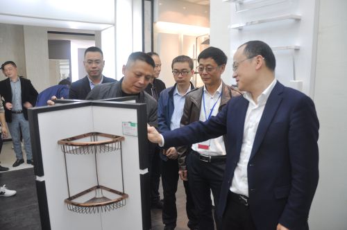 品牌日記|平陽縣縣委書記蒞臨銀晶衛(wèi)浴考察指導(dǎo)