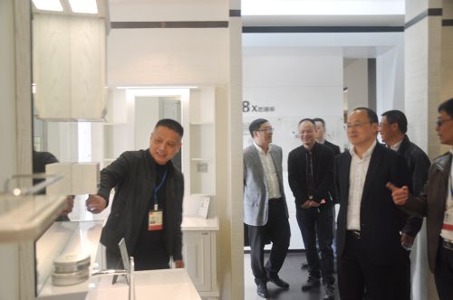 品牌日記|平陽縣縣委書記蒞臨銀晶衛(wèi)浴考察指導(dǎo)