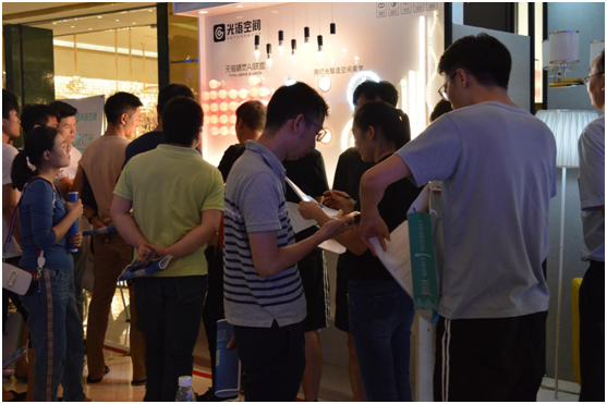 智能燈飾行業(yè)蓬勃發(fā)展 光語空間抓住機(jī)遇 智能燈飾行業(yè)蓬勃發(fā)展 光語空間抓住機(jī)遇