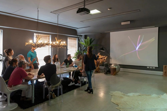 用頂尖設(shè)計(jì)講好品牌故事 德?tīng)柕匕迦蚧季S下的新布局