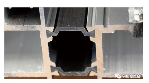 冬天寒氣逼人，不怕，這里有皇庭金門鋁合金門窗