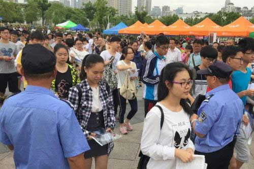 柏瑪凈水器助力高考為學者家長提供免費直飲水 柏瑪凈水器助力高考為學者家長提供免費直飲水