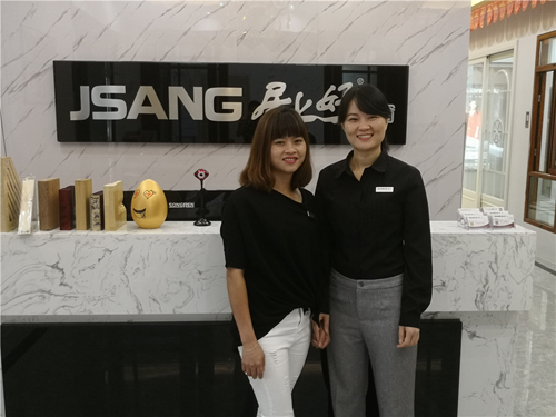 居上好門窗銷售總監(jiān)到茂名電白門窗加盟店進行交流指導(dǎo)