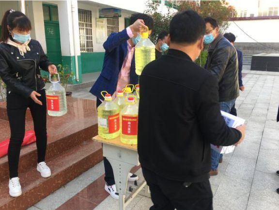 雪中送炭，西峽金德管業助力軍馬河二小復學公益活動