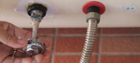 20元的電熱水器鎂棒，自己一樣可以輕松替換！