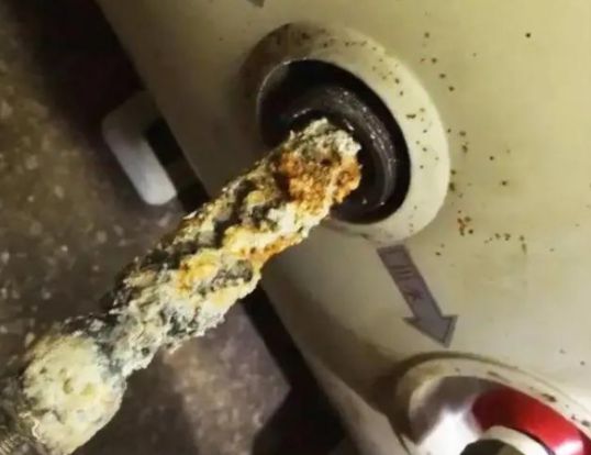 20元的電熱水器鎂棒，自己一樣可以輕松替換！