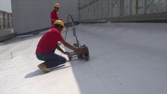 東方雨虹復(fù)合防水卷材在紅旗長春基地項(xiàng)目的應(yīng)用案例