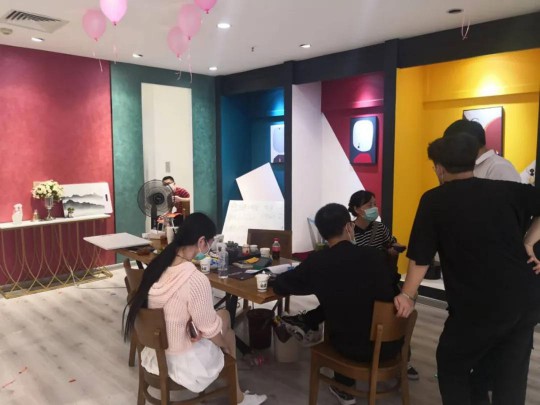 鱷魚漆:線上線下聯(lián)動,產(chǎn)業(yè)版圖擴(kuò)張 鱷魚漆:線上線下聯(lián)動,產(chǎn)業(yè)版圖擴(kuò)張