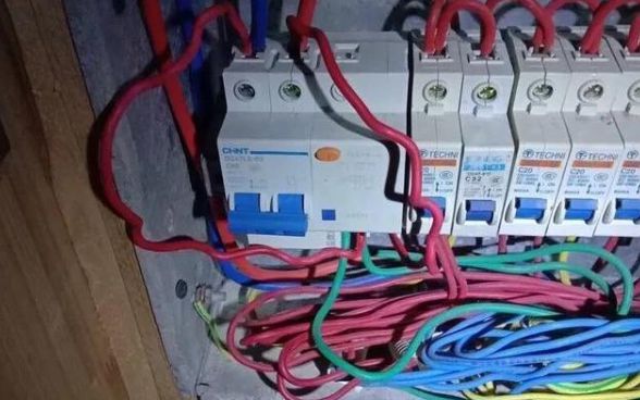 給大家解答電熱水器漏電跳閘的相關(guān)問題 給大家解答電熱水器漏電跳閘的相關(guān)問題