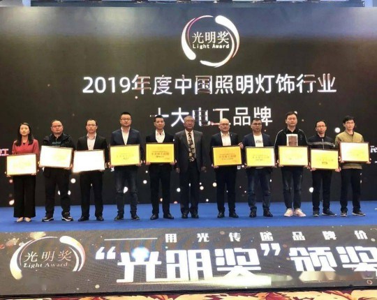 曼科“詩朗”系列新品即將上線，業(yè)界對這個老電工品牌充滿期待