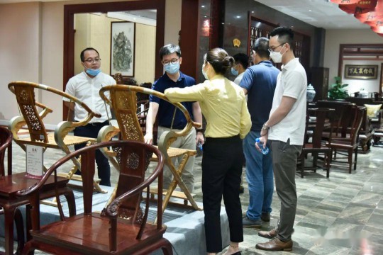 廣州中望龍騰軟件公司來到東成紅木中山總部進行參觀 廣州中望龍騰軟件公司來到東成紅木中山總部進行參觀