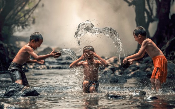 海爾雙增壓零冷水熱水器TR7，水流即刻沖走汗水和暑氣