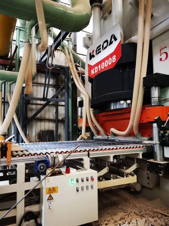 羅曼企業第二生產基地高坑生產基地二號線窯爐順利出磚