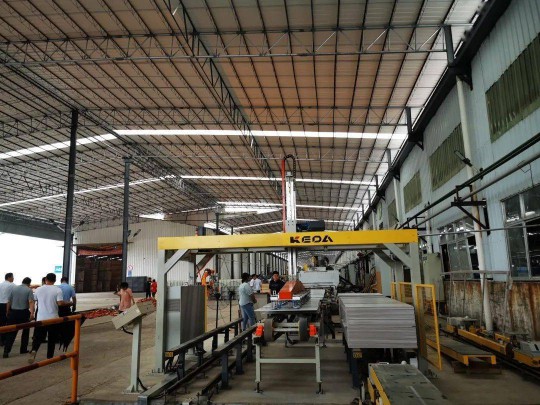 羅曼企業第二生產基地高坑生產基地二號線窯爐順利出磚