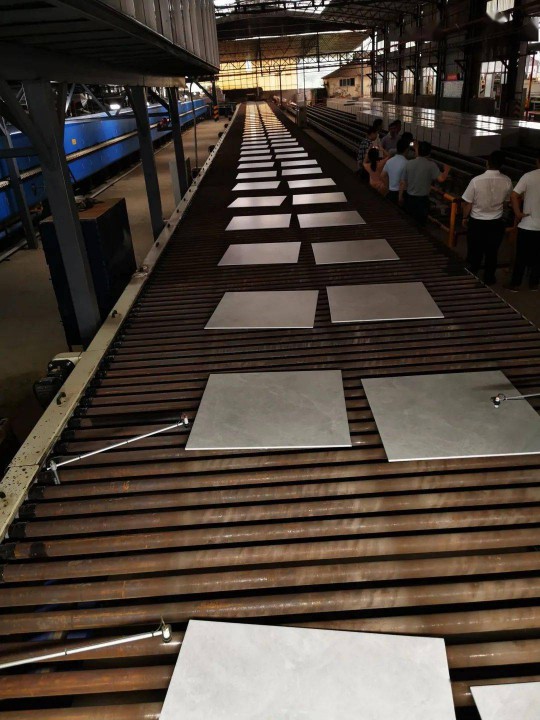 羅曼企業第二生產基地高坑生產基地二號線窯爐順利出磚