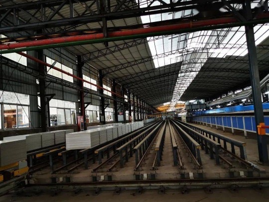 羅曼企業第二生產基地高坑生產基地二號線窯爐順利出磚