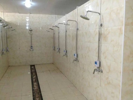 換季又快到了，學(xué)校熱水都換起了超低溫空氣能熱水器 