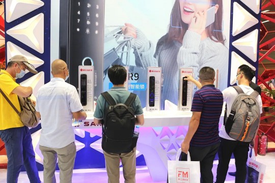 櫻花智能鎖閃耀亮相廣州建博會，并獲葵花獎“行業領導力品牌”等三項大獎