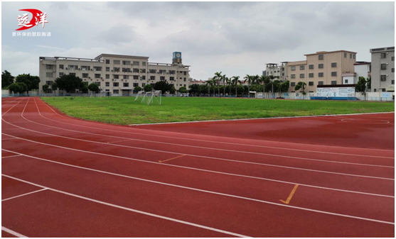 遠(yuǎn)洋體育透氣型塑膠跑道：性能優(yōu)越，工藝精良