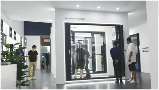 展會進行時丨皇雅門窗系統(tǒng)南京移門展首日盛況，現(xiàn)場直擊!